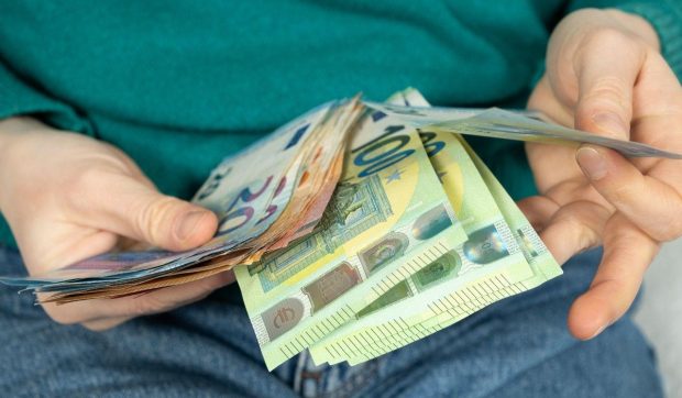 Un bărbat din Vâlcea s-a îndrăgostit de o femeie care era, de fapt, bărbat și căruia i-a trimis 13.000 de euro