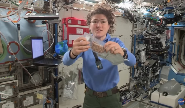 De la pungi liofilizate la „încălzitorul-servietă”: ce vor mânca astronauții Artemis 2 în timpul călătoriei de 10 zile în jurul Lunii