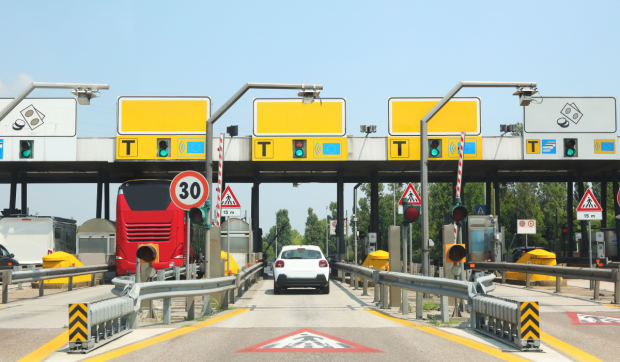 Amendă de peste 1.700 de euro și permisul suspendat pentru o simplă manevră făcută de șoferi la stațiile de taxare de pe autostrăzi, în Italia