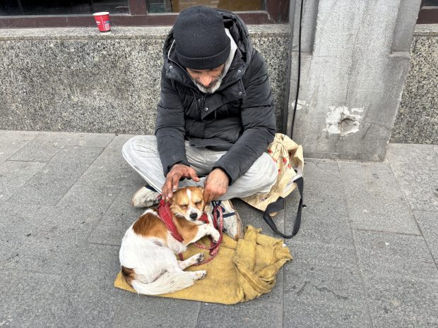 Paștele oamenilor lăsați în voia lui Dumnezeu. Despre Înviere cu oamenii străzii din București