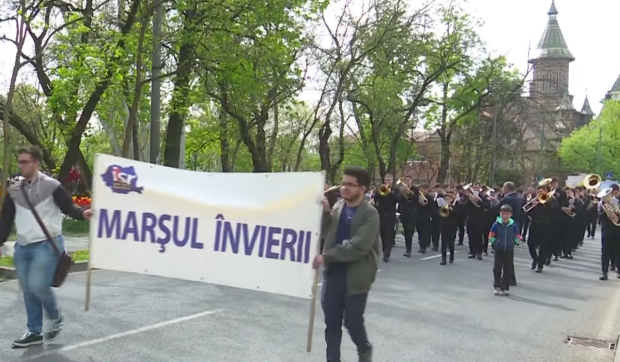 Marșul Învierii din Timișoara a reunit mii de credincioși. Evenimentul este unic în România