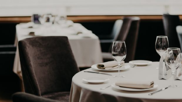 Amendă uriașă de 120.000 de lei în Brăila: patronul unui restaurant, bun de plată pentru că avea trei angajați „la negru”