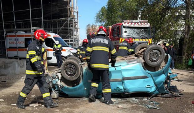 O mașină lovită de un TIR pe podul Bucium din Iași a rupt parapetul și s-a prăbușit pe plafon