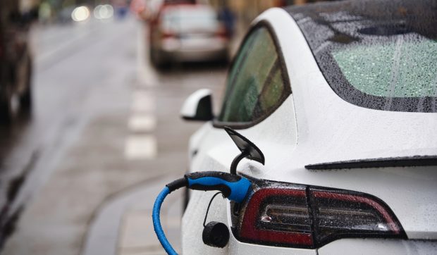 Benzina și dieselul pierd teren în România. Mașinile electrice au ajuns la 65%. Schimbare majoră pe piața auto din România în primul trimestru