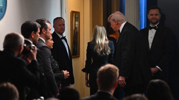 Focuri de armă și evacuare de urgență la Dineul Corespondenților de la Casa Albă: Donald Trump s-a împiedicat în timpul ieșirii