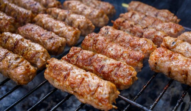 Cât costă carnea pentru grătar în Lidl, Kaufland, Auchan și Carrefour înainte de 1 Mai 2026