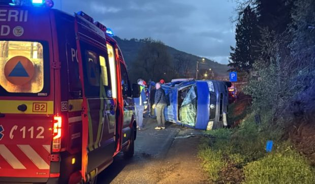 Cinci femei rănite după răsturnarea unui microbuz în Bistrița-Năsăud, victimele transportate la spital