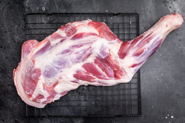 Cât costă 1 kg de carne de miel în Lidl, Kaufland, Auchan și Selgros înainte de Paște în 2026