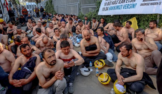Minerii turci protestează la bustul gol pentru plata urgentă a salariilor restante