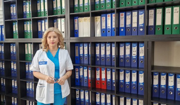 „Nu ești mult mai mamă, dacă ai născut pe cale naturală”. Interviu cu prof. dr. Monica Cîrstoiu, care desființează miturile „anticezariană” de pe panourile din București