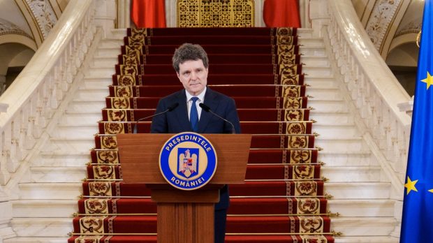 Nicușor Dan stă astăzi pentru prima dată la aceeași masă cu Ilie Bolojan, Sorin Grindeanu, Dominic Fritz și Kelemen Hunor, după ce PSD și-a retras miniștrii din Guvern