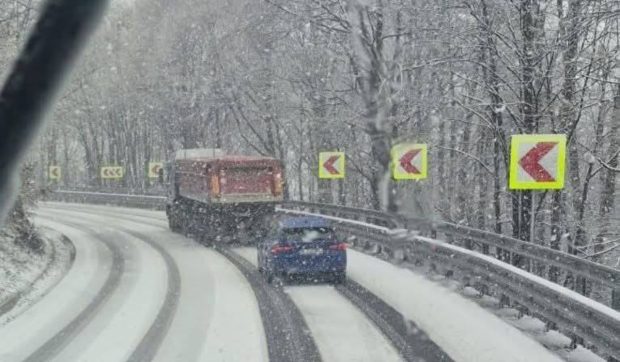 Primăvara surprinsă sub strat de zăpadă în România: Drumurile din Brașov și Gorj, învăluite în iarnă
