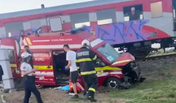 Ambulanță în misiune lovită de tren în Timiș: Patru persoane rănite, anchetă în curs