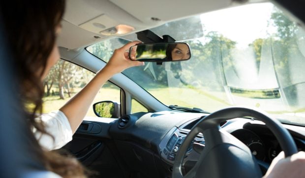 Mica manetă ascunsă din interiorul mașinii. Ce funcție are: „De ce nu am știut asta până acum?”