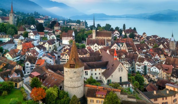 Autoritățile din cantonul Zug recurg la cazarea în hoteluri scumpe pentru asistații sociali din cauza lipsei locuințelor sociale