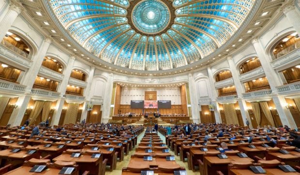 Live Text. Votul moțiunii de cenzură împotriva guvernului Bolojan, inițiată de PSD și AUR. Dezbaterea în Parlament începe la ora 11:00