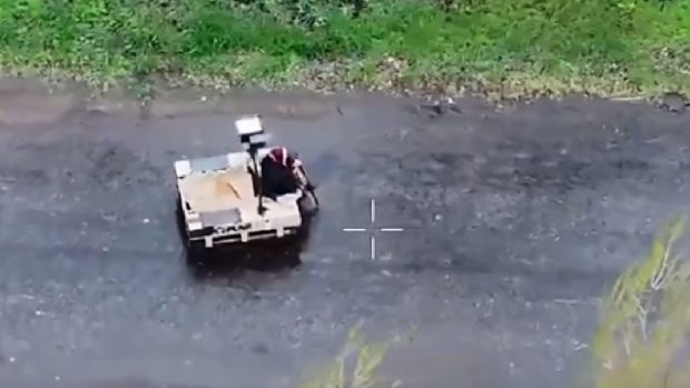 Robot ucrainean intervine pentru salvarea unei pensionare din zona bombardamentelor intense din Lîman