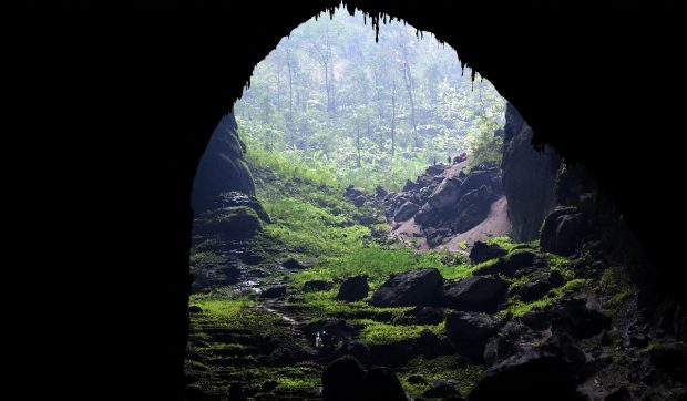 Un bărbat a găsit cea mai mare peșteră din lume, în care poate încăpea un Boeing 747, apoi a pierdut-o timp de 17 ani