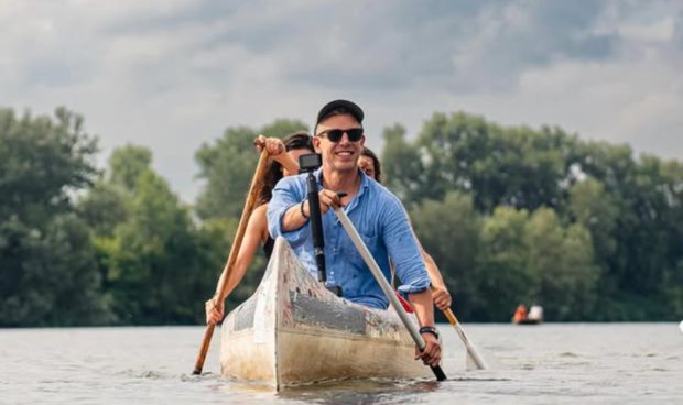 Cum și-a construit Peter Magyar, pas cu pas, imaginea de om de casă, sportiv și mezelar pentru familie cu care l-a bătut pe Viktor Orban