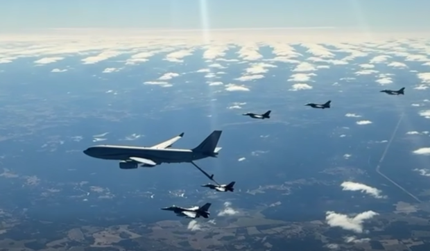 Piloții români de F-16 exersează realimentarea în zbor: „Consolidăm capacitatea NATO de reacție rapidă”