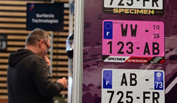 Ce semnificație au plăcuțele de înmatriculare roz, introduse în 2026 pe șoselele unei țări din Europa