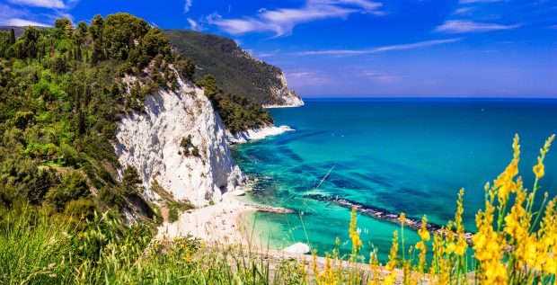 Șase plaje sălbatice și gratuite din Italia, adevărate comori ascunse ale coastelor sale