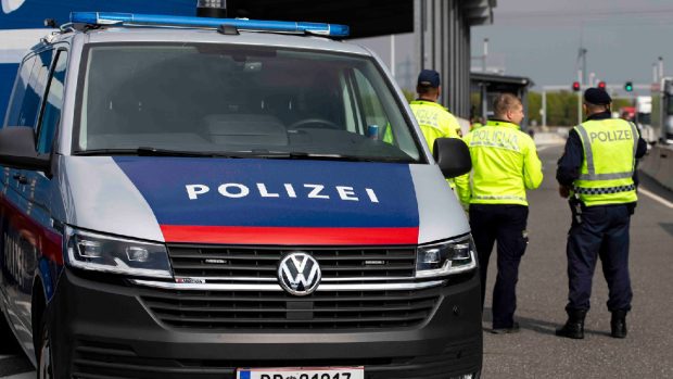 Grup de șapte români, arestați în Austria pentru o serie de furturi de peste 200.000 de euro din șantiere și firme