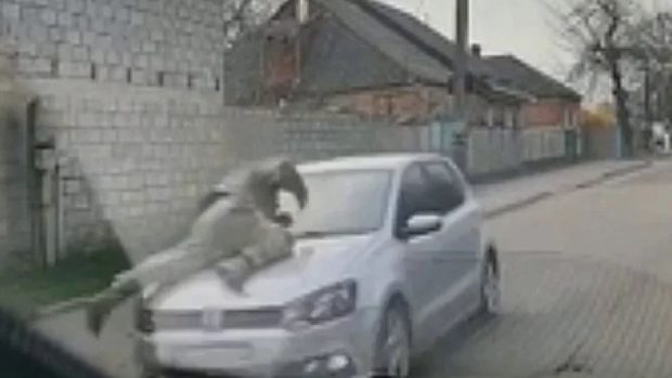 Un șofer lovește un polițist, îl ia pe capotă și gonește mai departe, în Ucraina | VIDEO