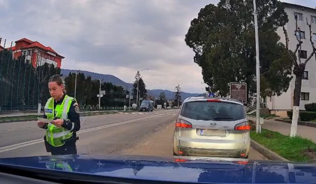 Incident controversat în trafic la Târgu Ocna: Polițistă sancționează un șofer, deși dovezile o contrazic