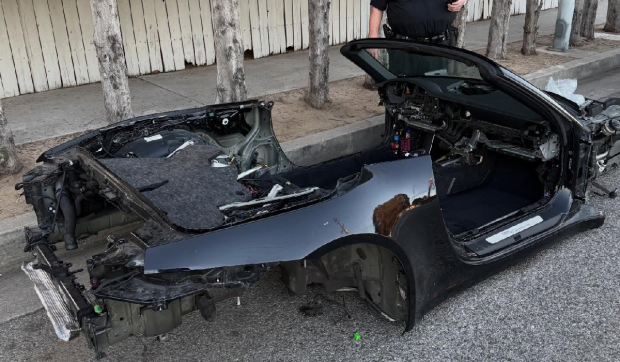 Porsche 911 Carrera Cabriolet, dezmembrat complet și abandonat pe străzile din Los Angeles
