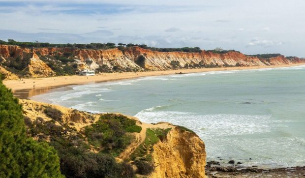 Praia da Falésia, declarată cea mai spectaculoasă plajă europeană pentru vara lui 2026