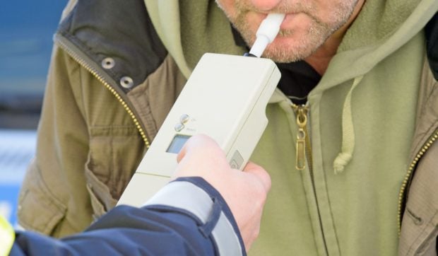 Șofer beat, urmărit de poliție după ce a agresat o femeie și a provocat un accident în Hunedoara