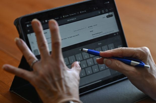 Familia a făcut o clonă a fiului decedat cu AI, ca să nu-i spună adevărul mamei sale de 80 de ani. Cazul care a împărțit lumea în două