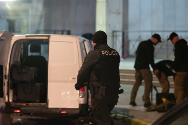Bărbat aproape nonagenar urmărit de poliție după ce a rănit patru persoane în două incidente armate la Atena