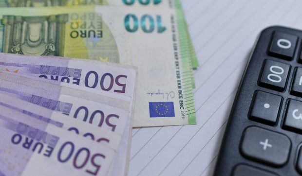 Bancnota de 500 euro iese treptat din circulație, fiind evitată în tranzacțiile legale din cauza utilizării ilicite