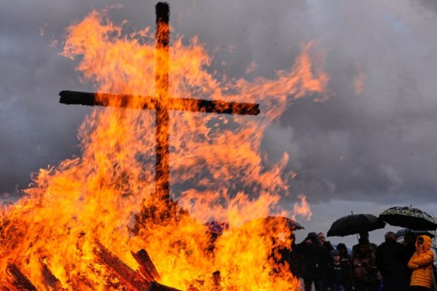 Un bărbat s-a aruncat într-un foc de tabără uriaș, în fața a 300 de oameni îngroziți, în Germania
