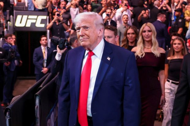 Donald Trump, indiferent față de eșecul acordului cu Iranul, în timp ce urmărea o gală UFC de pe marginea ringului: „Câștigăm oricum”