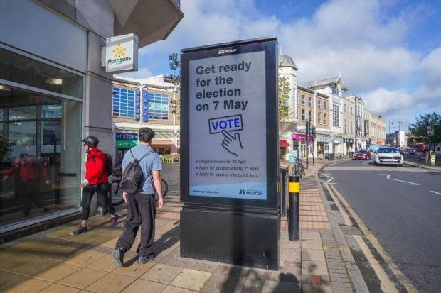 60 de candidați români, pregătiți să intre în consiliile locale din Londra: majoritatea susține partidul antiimigrație Reform UK