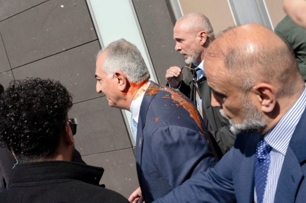 Prințul iranian Reza Pahlavi, ținta unui atac cu suc de roșii în timpul unei vizite la Berlin