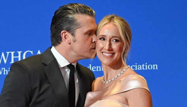 Imagine Stire Ținuta de 40 de dolari de pe Shein care a stârnit controverse la Casa Albă. Cum a apărut soția lui Pete Hegseth în SUA | 2review.ro