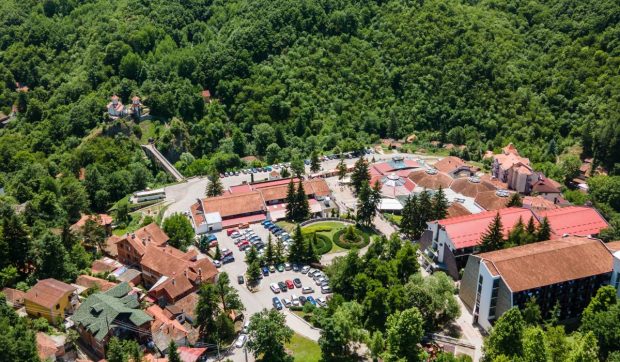 Prolom Banja, destinația accesibilă din Serbia cu ape vindecătoare și peisaje de poveste