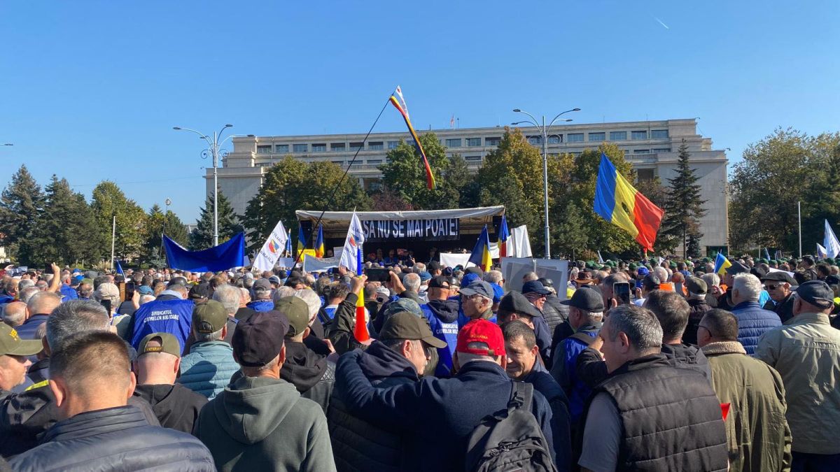Sindicaliștii, pensionarii și studenții îi cer socoteală Guvernului pentru măsurile luate, în Piața Victoriei. Sunt așteptați 10.000 de oameni