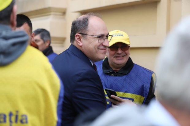 Ministrul Educației Mihai Dimian dialoghează cu sindicaliștii în timpul protestelor la sediul ministerului