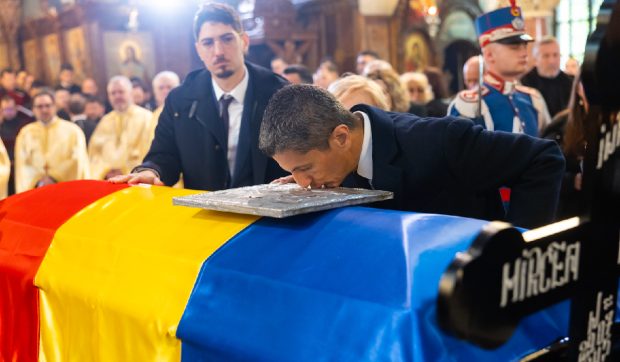 Ce a spus Răzvan Lucescu la slujba de înmormântare a tatălui său: gestul făcut la finalul discursului