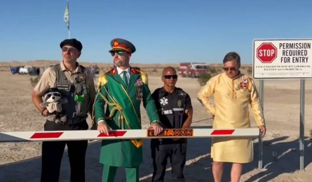 A dat 19.500 de dolari pe un teren în deșert, s-a autoproclamat sultan și și-a făcut propria „țară”. „Dictatura” are deja 25.000 de cetățeni: „Aici papucii Crocs sunt ilegali” | VIDEO