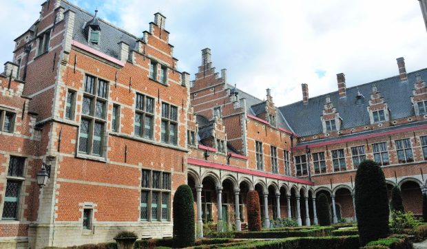 Doi români din Belgia au lăsat scrisori anonime la tribunal și poliție despre un alt român și au ajuns în fața judecătorilor: „Voiau să-și protejeze copiii”