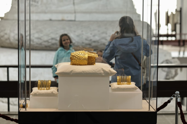 Românii nu s-au înghesuit să vadă coiful de la Coțofenești și brățările dacice recuperate din Olanda, în prima zi în care au fost expuse la Muzeul de Istorie