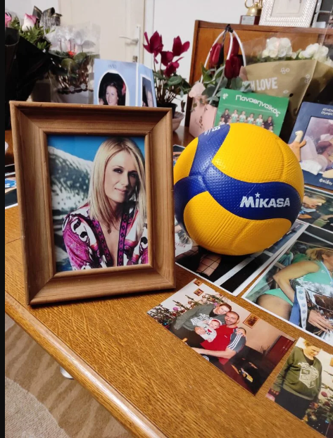 Povestea teribilă a tânărului baschetbalist Filippos Nikolaidis de la CSU Andu Sibiu. Mama lui, marea voleibalistă Ruxi Dumitrescu, a murit în 2024, tatăl, Alex, triplu campion mondial de taekwondo pentru Grecia, a fost răpus de o boală cruntă în 2022