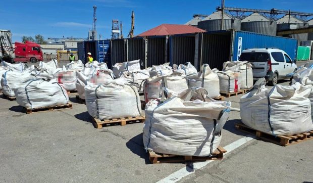 6 containere cu 165 de tone de cenușă și zgură, oprite la Constanța și returnate în Algeria