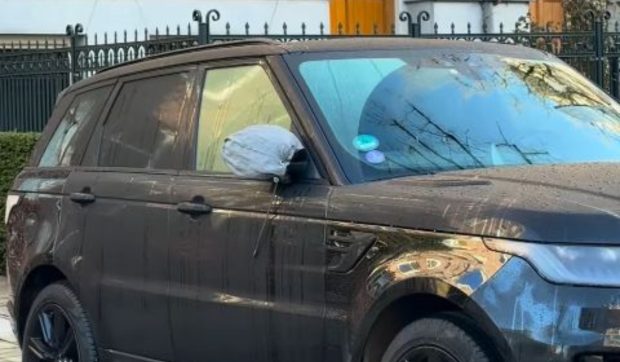 Tot mai mulți șoferi își pun saci scumpi pe oglinzile retrovizoare: au un motiv serios pentru asta